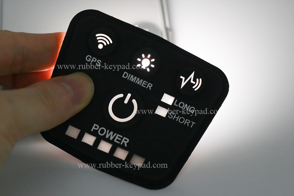 &Uuml;bergie&szlig;en des Gummiknopfpolsters